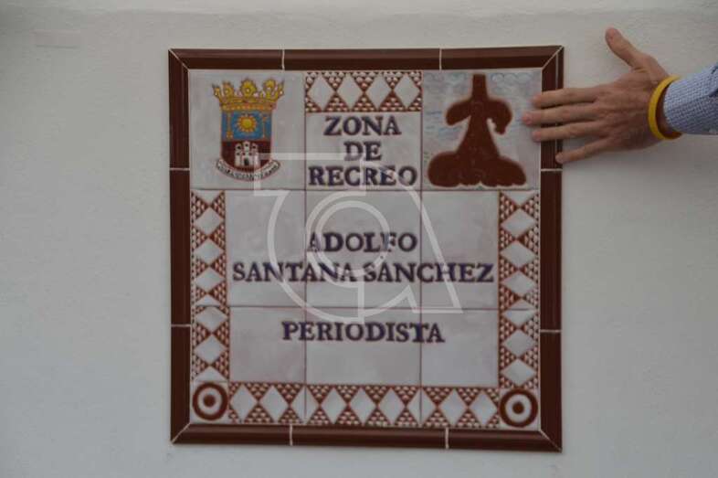 Placa inaugurada el sábado en memoria del periodista Adolfo Santana (Foto TA)